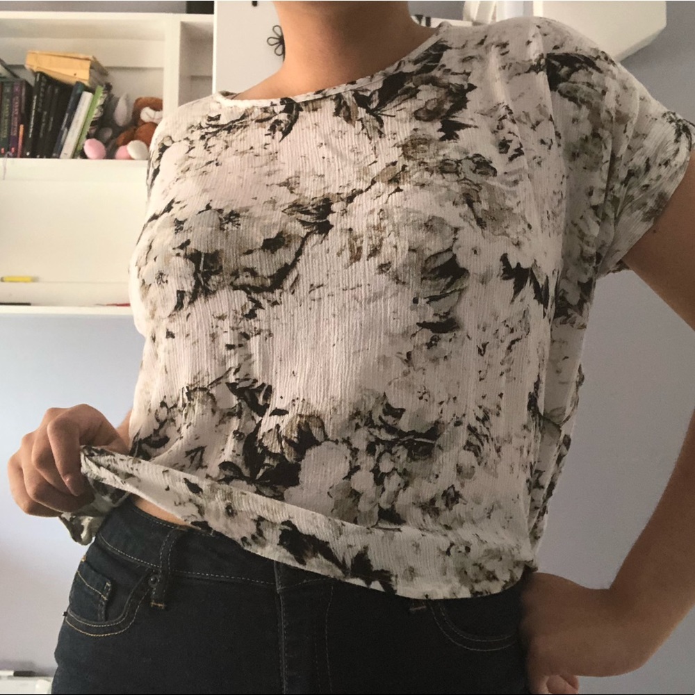 Blouse good conditions floral black and white